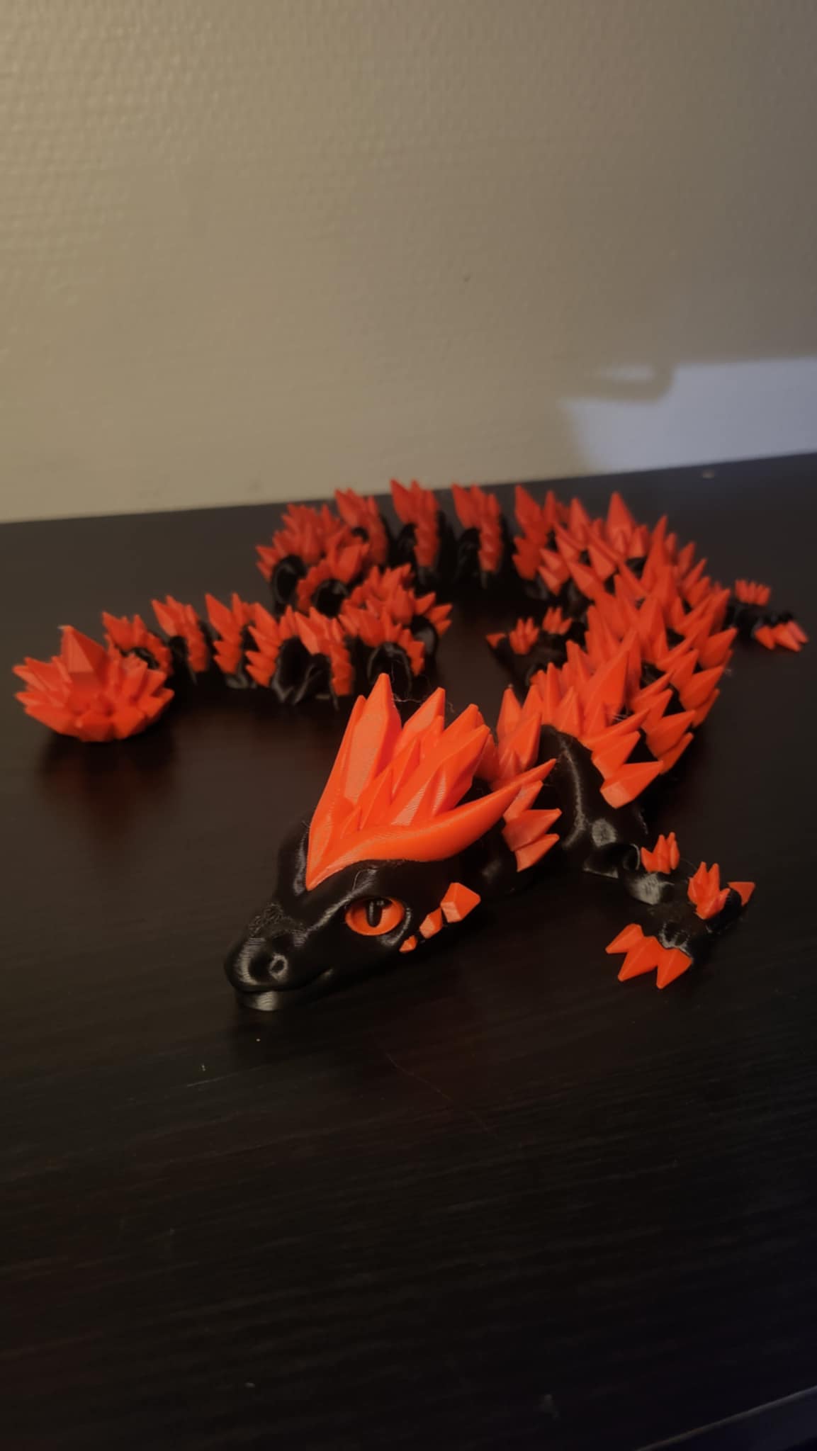 Sort og rød drage 62 CM