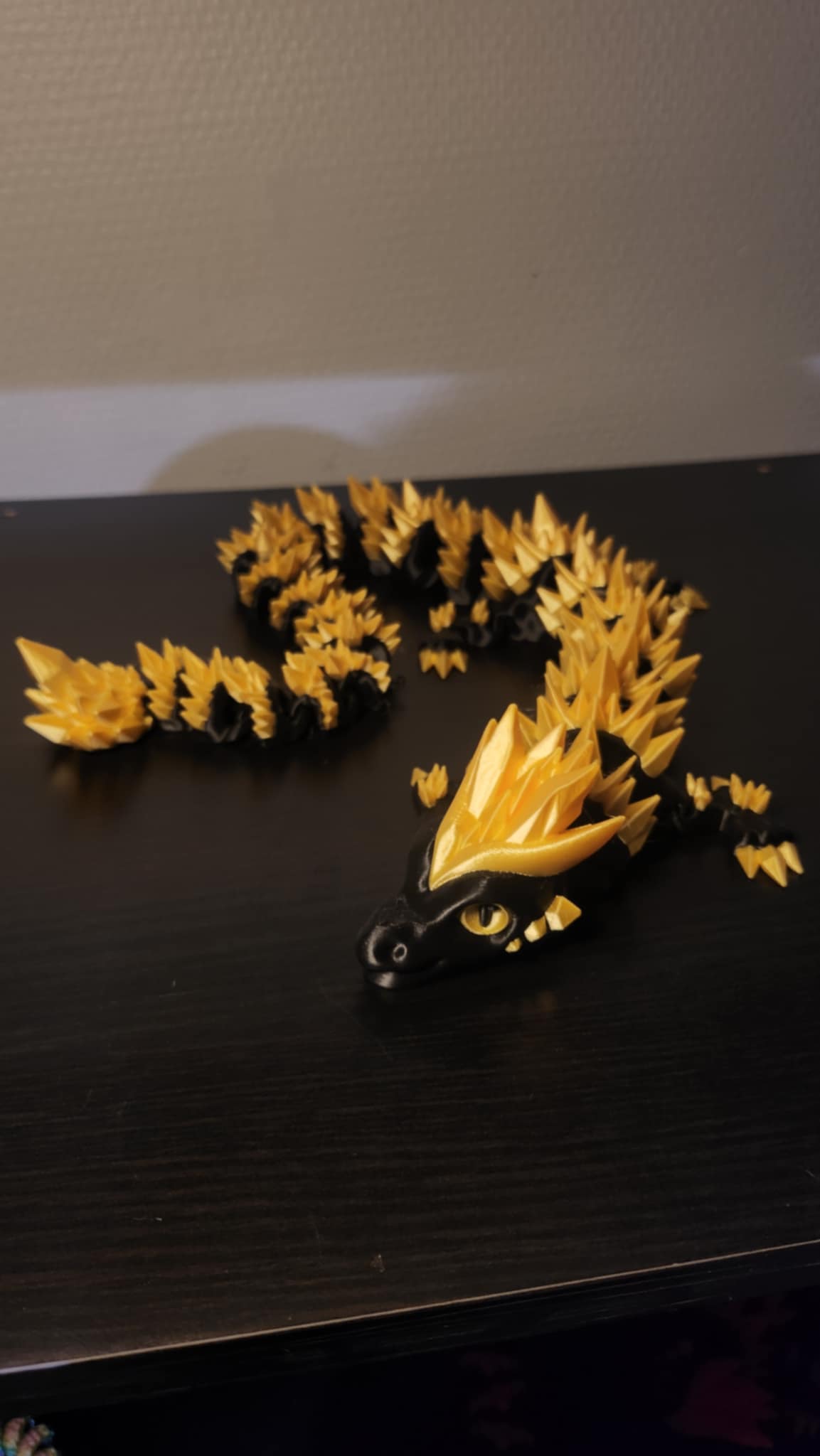 Sort og guld drage 62 CM